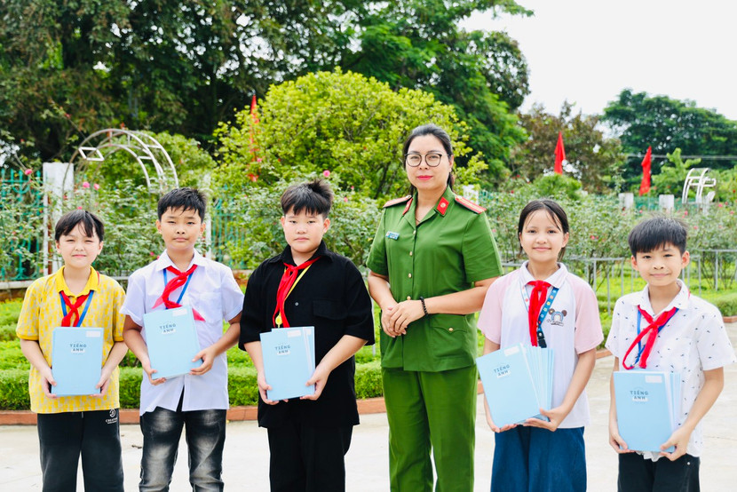 Đoàn công tác tặng quà trường học nội trú, bán trú trên địa bàn huyện Văn Yên, tỉnh Yên Bái