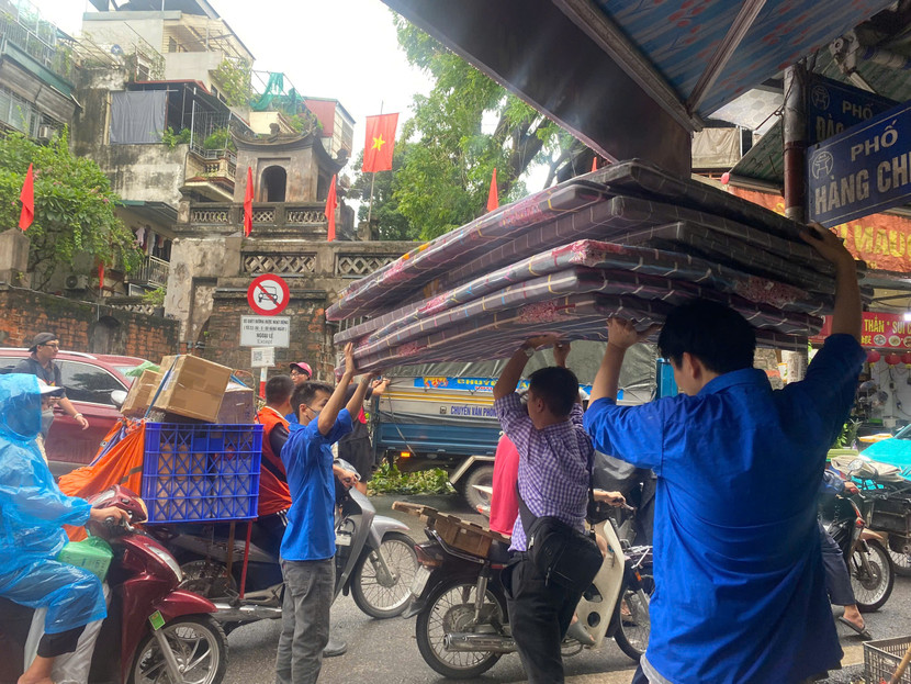 Những vật dụng thiết yếu được vận chuyển đến địa điểm để đảm bảo sinh hoạt cho người dân Những vật dụng thiết yếu được vận chuyển đến địa điểm để đảm bảo sinh hoạt cho người dân