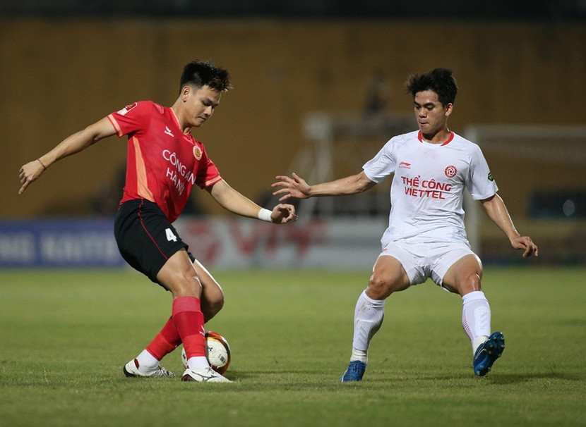 Công an Hà Nội FC (trái) đặt nhiều hy vọng cùng HLV Mano Polking ở vòng tới Công an Hà Nội FC (trái) đặt nhiều hy vọng cùng HLV Mano Polking ở vòng tới