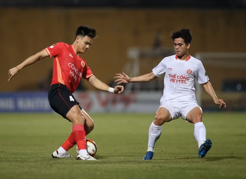 Công an Hà Nội FC (trái) đặt nhiều hy vọng cùng HLV Mano Polking ở vòng tới Công an Hà Nội FC (trái) đặt nhiều hy vọng cùng HLV Mano Polking ở vòng tới