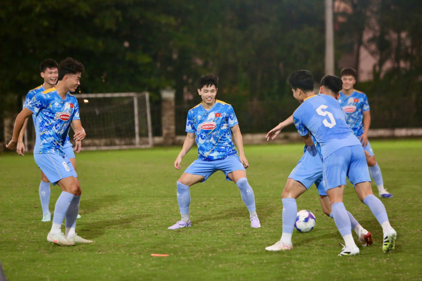 Nguyễn Đình Bắc (giữa) tập luyện cùng đội U23 Việt Nam