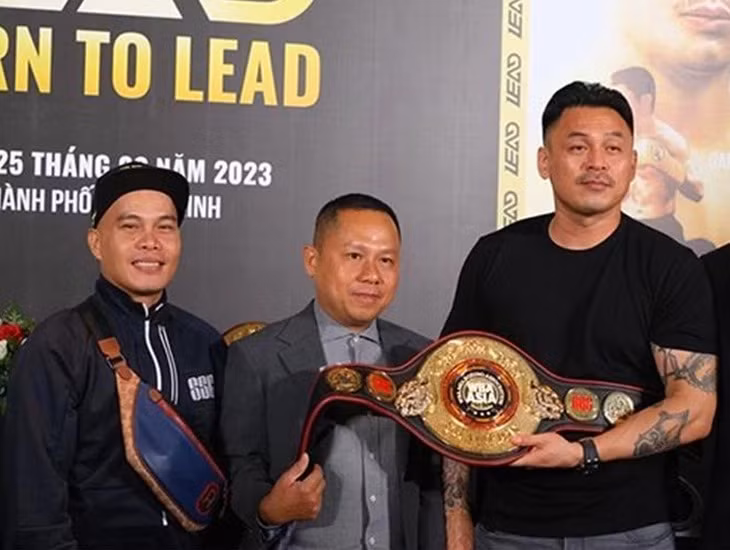 Ông Lưu Tú Bảo (phải)