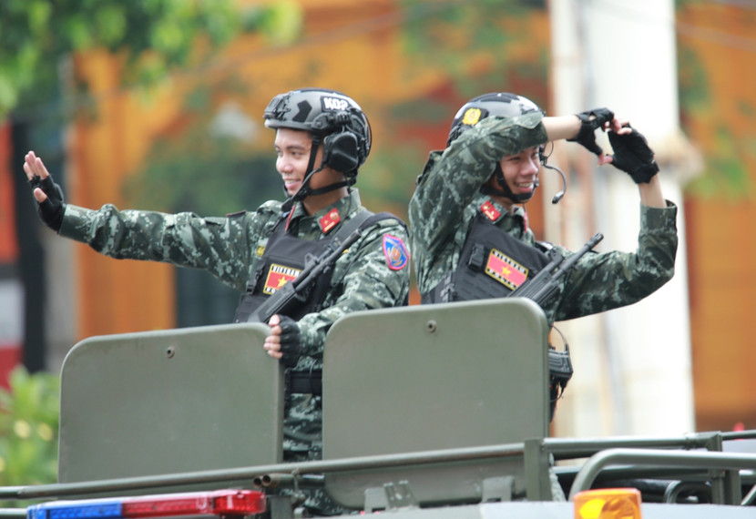 Một chiếc xe đặc chủng uy lực của Công an nhân dân Việt Nam và hành động "đốn tim" khán giả của chiến sĩ trẻ