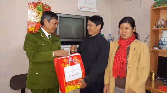 Thăm hỏi, tặng quà các cán bộ, chiến sĩ có hoàn cảnh khó khăn ảnh 2