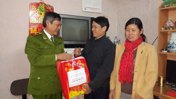 Thăm hỏi, tặng quà các cán bộ, chiến sĩ có hoàn cảnh khó khăn ảnh 2