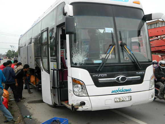 Xe khách tranh thủ chạy Tết cán chết cụ già ảnh 1