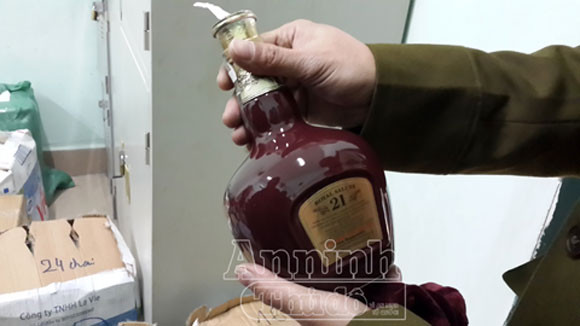Hà Nôi: Bắt giữ hơn 400 chai rượu ngoại nhập lậu ảnh 3