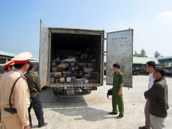 Phát hiện xe chở hàng tấn chất thải độc hại ảnh 1