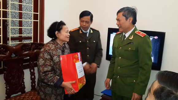 Thăm hỏi, tặng quà các cán bộ, chiến sĩ có hoàn cảnh khó khăn ảnh 1