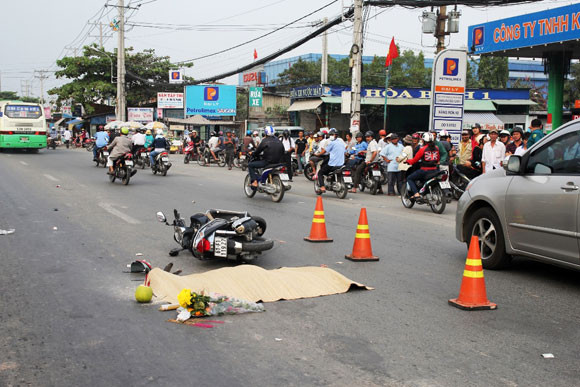 Xe máy va chạm với xe buýt, xe khách trờ tới cán chết người ảnh 1