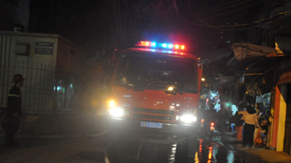 Hà Nội: Cháy nhà 4 tầng, một Cảnh sát bị ngạt khí ảnh 1