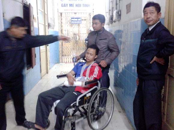 Pháo hoa que bát nổ, một thanh niên bị dập nát bàn tay ảnh 1