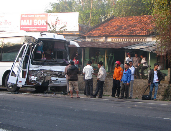Xe khách đâm xe bồn, hàng chục hành khách hú vía ảnh 1