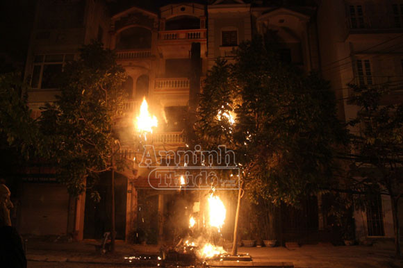 Hà Nội: Cột điện bốc cháy sáng rực cả phố Trúc Khê ảnh 1