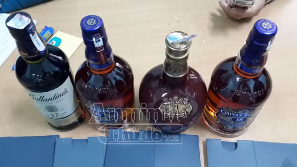 Hà Nôi: Bắt giữ hơn 400 chai rượu ngoại nhập lậu ảnh 4