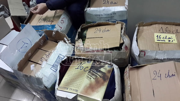 Hà Nôi: Bắt giữ hơn 400 chai rượu ngoại nhập lậu ảnh 1