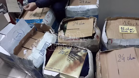 Hà Nôi: Bắt giữ hơn 400 chai rượu ngoại nhập lậu ảnh 1