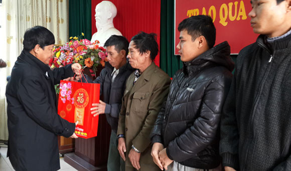 Hợp tác xã Thành Công tặng quà Tết các nạn nhân bị chất độc da cam ảnh 1