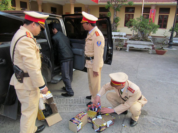 Gần 13kg pháo, 90 kg đạn chì được lực lượng CSGT phát hiện ảnh 1