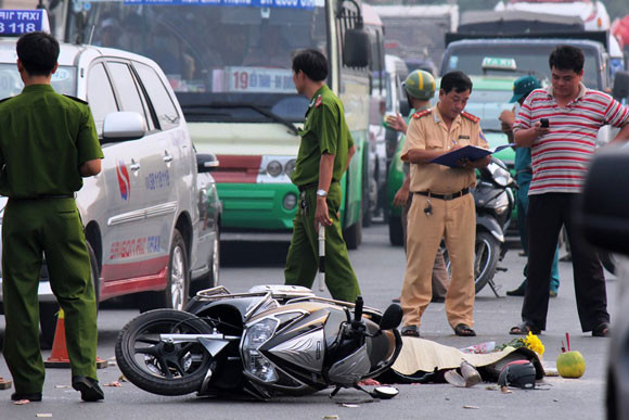 Xe máy va chạm với xe buýt, xe khách trờ tới cán chết người ảnh 2