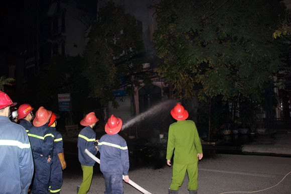 Hà Nội: Cột điện bốc cháy sáng rực cả phố Trúc Khê ảnh 2