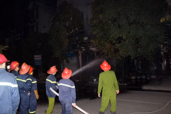 Hà Nội: Cột điện bốc cháy sáng rực cả phố Trúc Khê ảnh 2