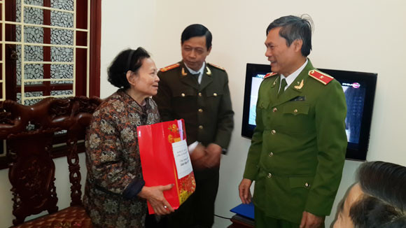 Thăm hỏi, tặng quà các cán bộ, chiến sĩ có hoàn cảnh khó khăn ảnh 1