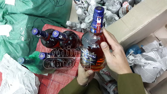 Hà Nôi: Bắt giữ hơn 400 chai rượu ngoại nhập lậu ảnh 2