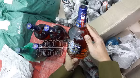 Hà Nôi: Bắt giữ hơn 400 chai rượu ngoại nhập lậu ảnh 2
