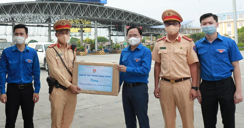 Bí thư thứ nhất Trung ương Đoàn Nguyễn Anh Tuấn tặng quà lực lượng tuyến đầu phòng, chống dịch tại chốt Pháp Vân - Cầu Giẽ