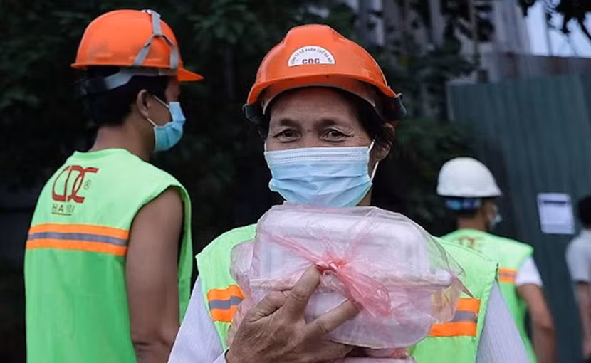 Những suất ăn được chế biến, bảo đảm dinh dưỡng trao tới những hoàn cảnh khó khăn