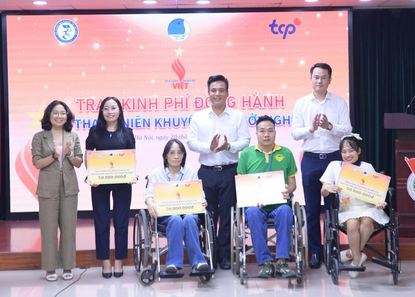 Ban tổ chức đã trao biển hỗ trợ kinh phí cho 4 dự án khởi nghiệp tiêu biểu của các bạn thanh niên khuyết tật