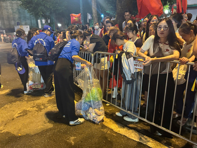 Các nẻo đường, góc phố đều có bóng dáng thanh niên áo xanh nhặt rác