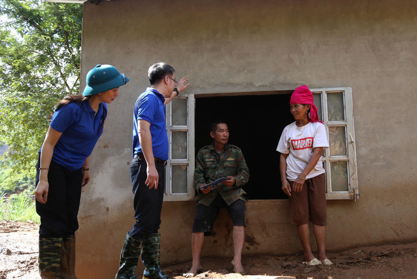 Bí thư Trung ương Đoàn hỏi thăm người dân Bí thư Trung ương Đoàn hỏi thăm người dân