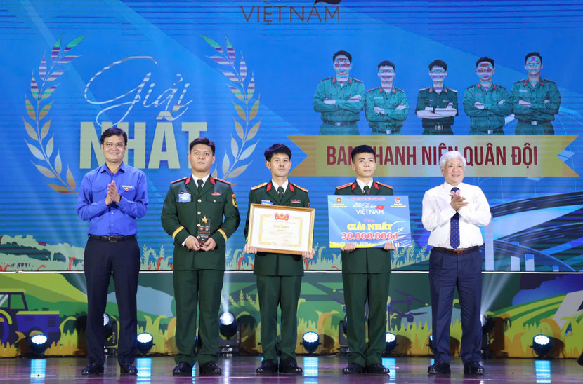 Chủ tịch Ủy ban Trung ương Mặt trận Tổ quốc Việt Nam Đỗ Văn Chiến và Bí thư thứ nhất Trung ương Đoàn Bùi Quang Huy trao giải Nhất cho Ban Thanh niên Quân đội