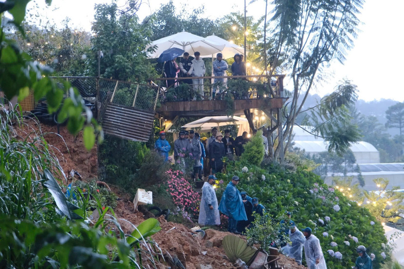 Hiện trường vụ sạt lở taluy khiến hai người tử vong