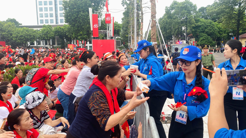 Trao thực phẩm, sữa cho người lớn tuổi...