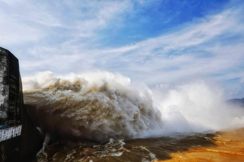 Thuỷ điện Hoà Bình đóng cửa xả đáy