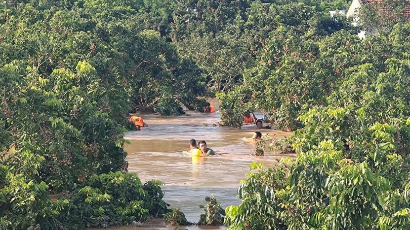 Cứu người dân mắc kẹt giữa dòng nước lũ