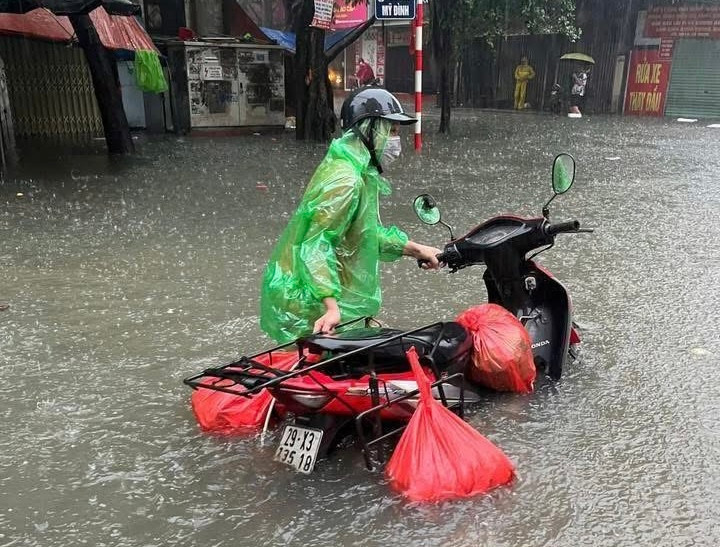 Nhiều người phải dắt xe