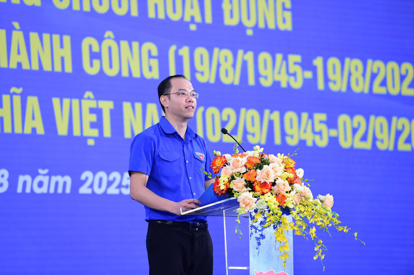 Anh Nguyễn Tiến Hưng, Bí thư Đoàn Thanh niên, Chủ tịch Hội Sinh viên thành phố Hà Nội phát biểu tại chương trình Anh Nguyễn Tiến Hưng, Bí thư Đoàn Thanh niên, Chủ tịch Hội Sinh viên thành phố Hà Nội phát biểu tại chương trình