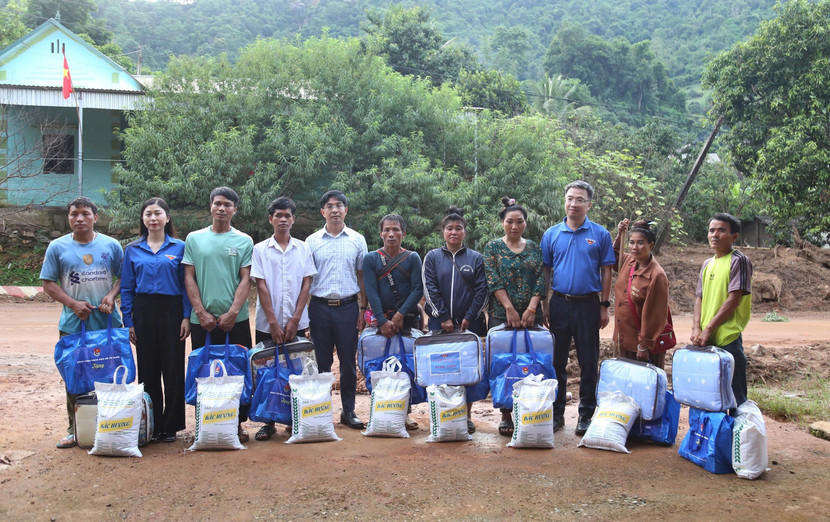 Trao tặng quà cho các hộ dân nhà bị đổ sập, cuốn trôi hoàn toàn do mưa lũ Trao tặng quà cho các hộ dân nhà bị đổ sập, cuốn trôi hoàn toàn do mưa lũ
