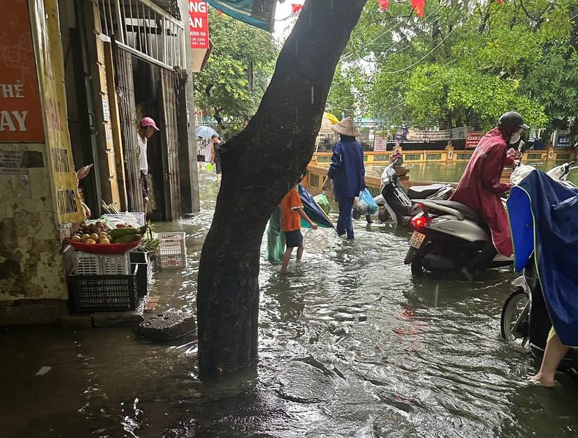 Những con phố nhỏ sâu trong ngõ, làng bị ngập sâu