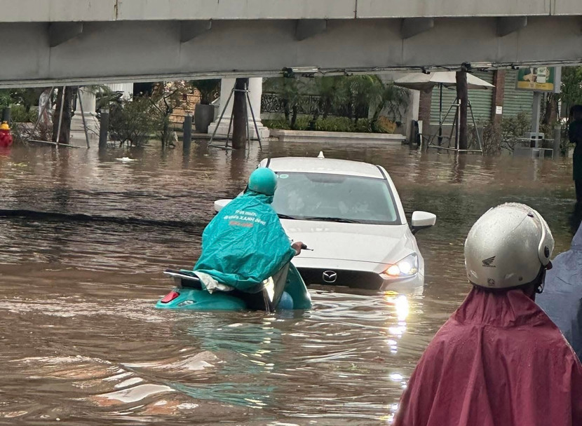 Ô tô, xe máy chết máy giữa đường