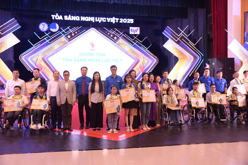 Ban tổ chức trao Bằng khen của Trung ương Hội LHTN Việt Nam, biểu trưng và sổ tiết kiệm trị giá 10 triệu đồng cho các thanh niên tiêu biểu