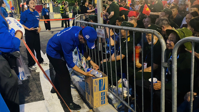 Phục vụ nước uống cho người dân