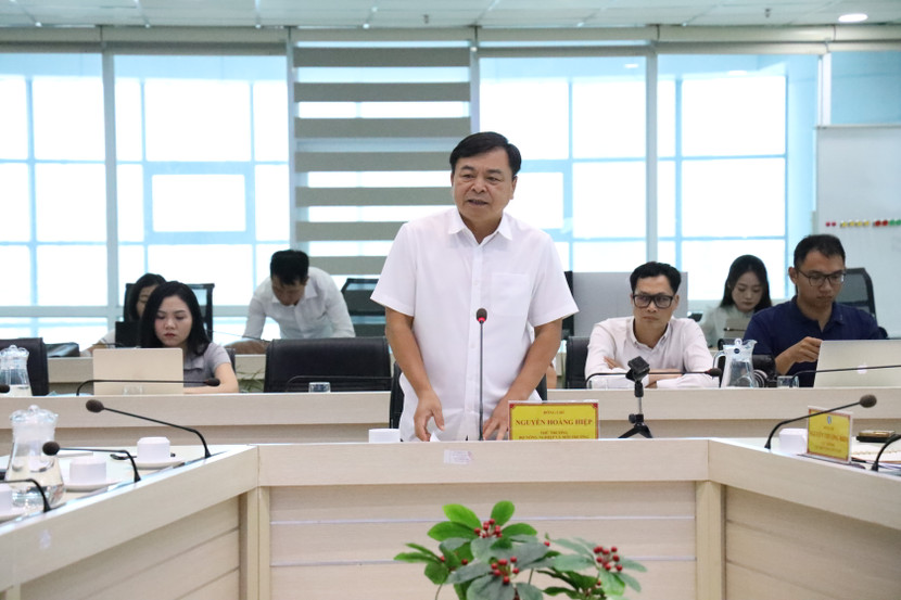 Thứ trưởng Bộ Nông nghiệp và Môi trường Nguyễn Hoàng Hiệp họp với các đơn vị liên quan thuộc Bộ để triển khai công tác ứng phó sớm với áp thấp nhiệt đới có thể mạnh lên thành bão và ảnh