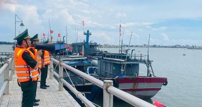 Các địa phương cấm biển và kêu gọi tàu thuyền vào bờ tránh bão