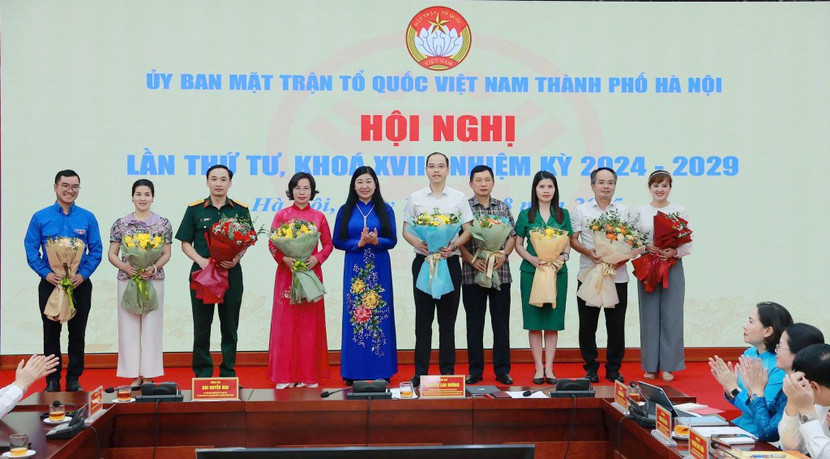 Chủ tịch Ủy ban MTTQ Việt Nam TP Nguyễn Lan Hương chúc mừng các đồng chí được hiệp thương làm Ủy viên Ủy ban MTTQ TP nhiệm kỳ 2024-2029