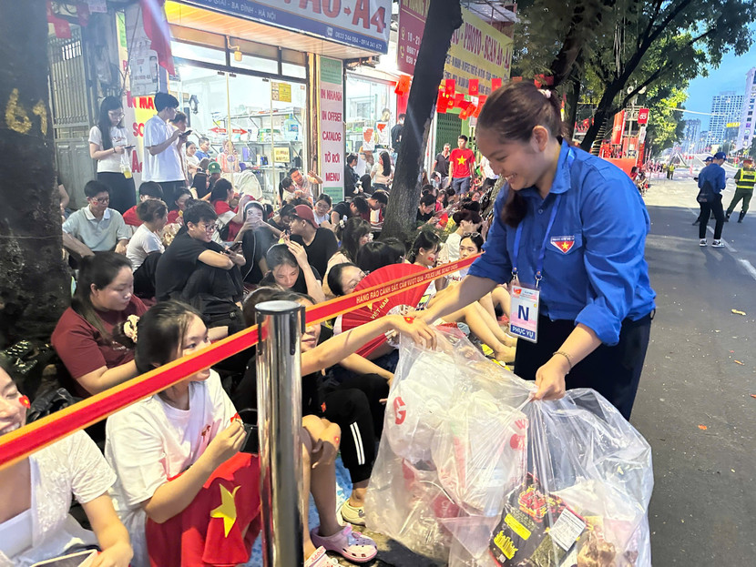 Niềm vui của các thanh niên tình nguyện khi góp sức mình vào những công việc ý nghĩa